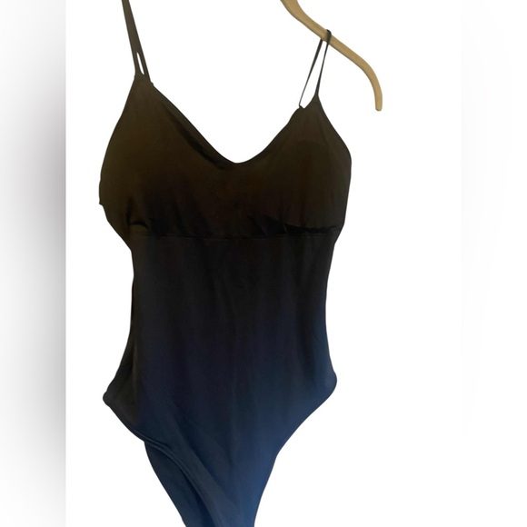 NWT Vuori heat wave one piece BLACK Size: M - Picture 4 of 5